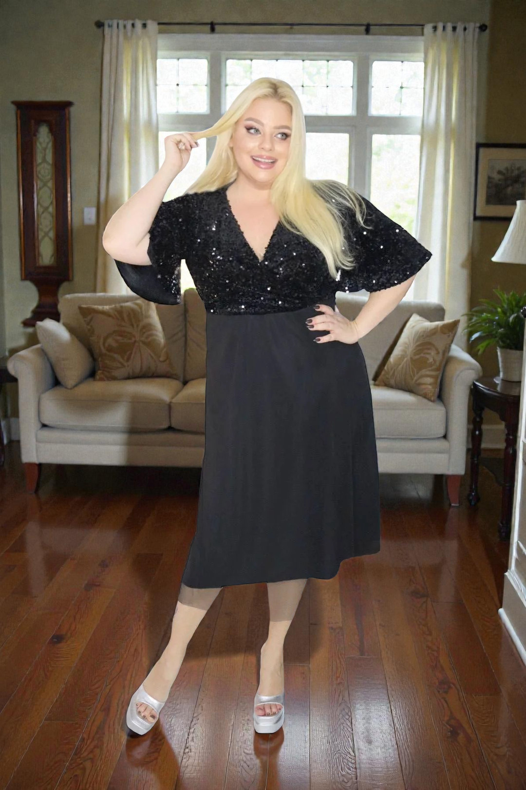 Sukienka z błyszczącą cekinową górą na elastycznym welurze. Czarna. KOD S1003