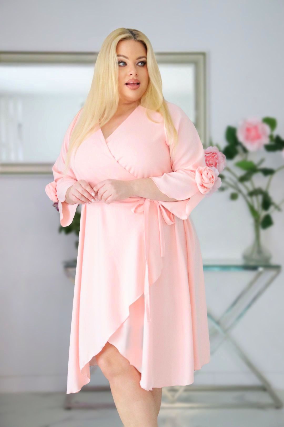 Hit sezonu: Sukienka kopertowa z trójwymiarowymi różami. Pudrowy róż. KOD S1201.