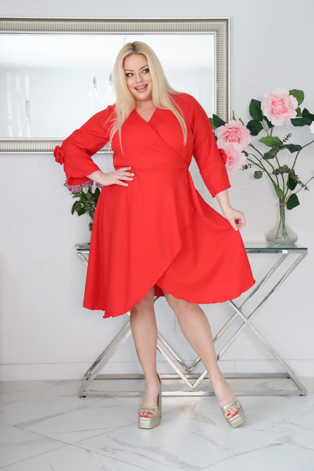 Hit sezonu: Sukienka kopertowa z trójwymiarowymi różami. Czerwona. KOD S1201.